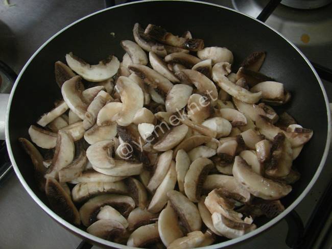 Beşamel Soslu Mantarlı Börek - Yapılışı (2/16) 